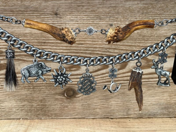 1 Lederhosen-Charivari, zweireihig, Unikat, 11 Anhänger, antik-silberfarben, ca. 33 cm