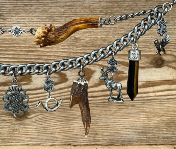 1 Lederhosen-Charivari, zweireihig, Unikat, 11 Anhänger, antik-silberfarben, ca. 33 cm