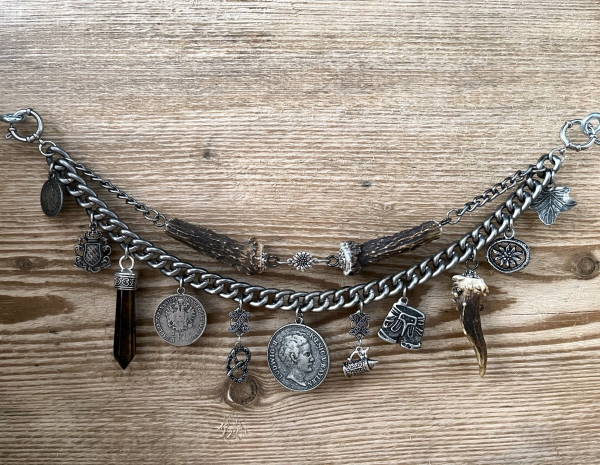 1 Lederhosen-Charivari, zweireihig, 11 Anhänger, antik-silberfarben, ca. 33 cm
