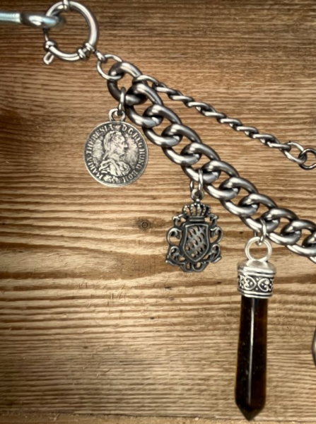 1 Lederhosen-Charivari, zweireihig, Unikat, 11 Anhänger, antik-silberfarben, ca. 33 cm