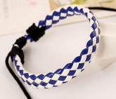 1 Armband, Kunstleder, Rautenmuster, blau-weiß