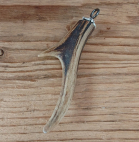 1 Charivarianhänger "Horn", 2 Spitzen, ca. 7 cm