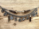 1 Lederhosen-Charivari, zweireihig, 11 Anhänger, antik-silberfarben, ca. 33 cm