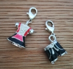 2 Anhänger Dirndl & Lederhose, schwarz-rot