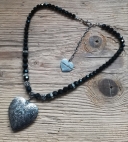 1 Perlenkette "Amulett-Herz" von Alpenflüstern, schwarz