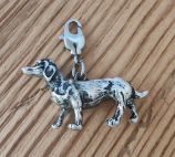 1 Anhänger Dackel, antik-silberfarben