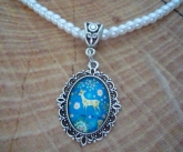 1 Perlenkette in weiß mit kleinem ovalen Cabochonanhänger "Reh"